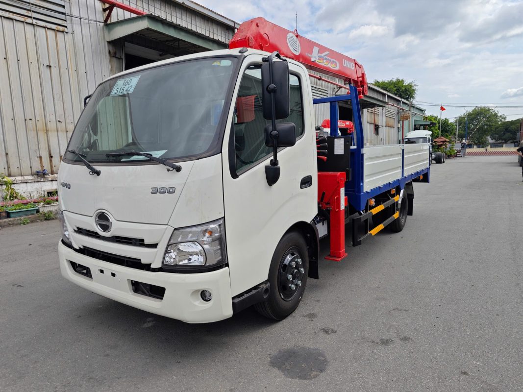xe cẩu hino xzu720 euro5 2.5 tấn